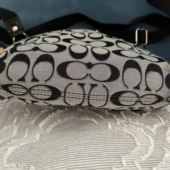 Coach crossbody / shoulder bag. Excellent condition. - Picture 3 of 4